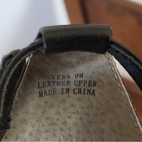 Neiman Marcus Vera Black Leather  Heels with Gold Accent Size 9 - Picture 7 of 8